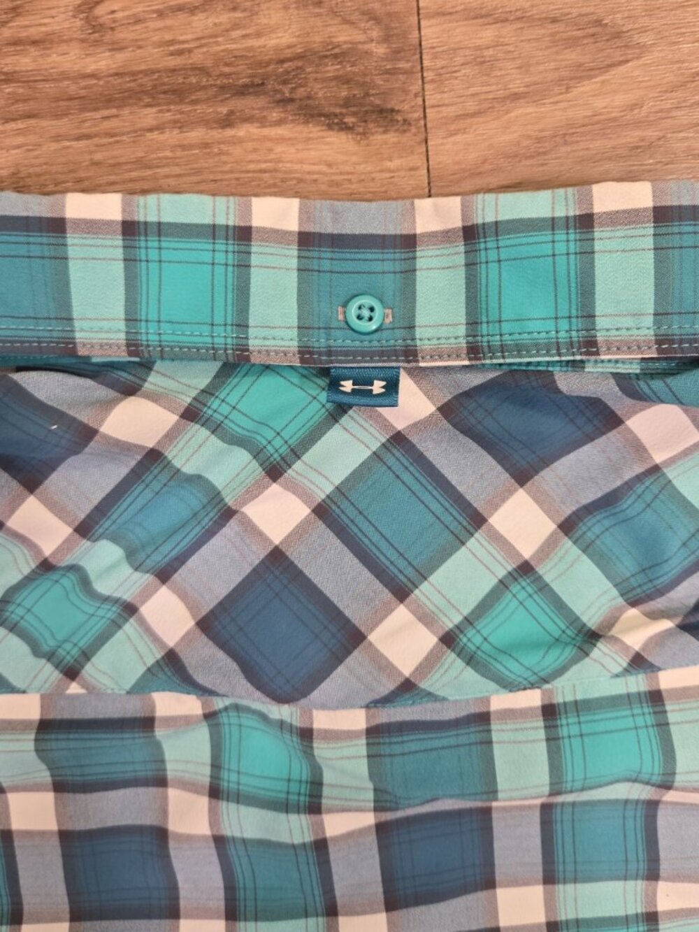 Under Armour Motivate Vented Short Sleeve Men’s Fitted Plaid Button Down - Picture 9 of 12